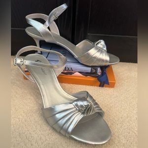 Fioni Night dress shoe kitten heels in silver